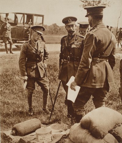 Re Edoardo VIII con suo padre Re Giorgio V, in una scuola di gas durante la guerra, c.1914 da English Photographer